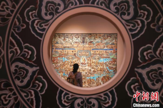 圖為江西南昌市民在江西省博物館參觀“釉見敦煌——瓷畫藝術(shù)展”，該展覽于6月8日晚間正式開展。(資料圖)劉力鑫 攝