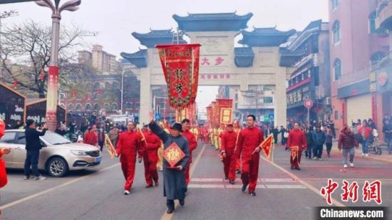 2月28日，廣東東莞市麻涌鎮(zhèn)“大步巡游”正式開鑼。麻涌鎮(zhèn) 供圖