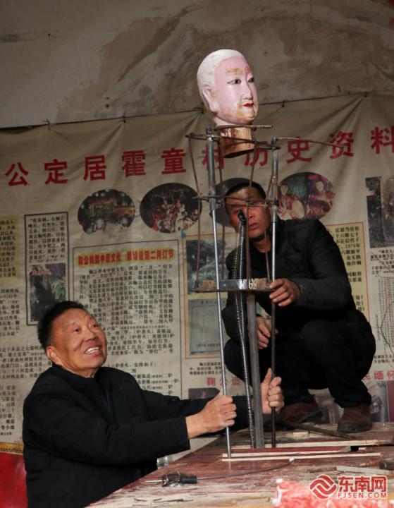75歲的霍童鐵枝傳承人黃振偉專(zhuān)門(mén)從深圳趕回來(lái)，與村里的手藝人一起制作新的鐵枝作品。東南網(wǎng)記者 葉伏國(guó) 攝