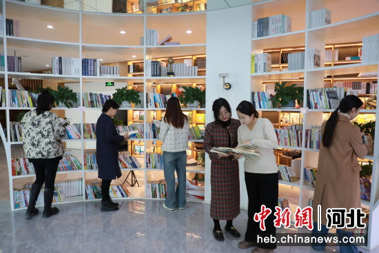 婦女代表們讀書(shū)“充電”。 耿天放 攝