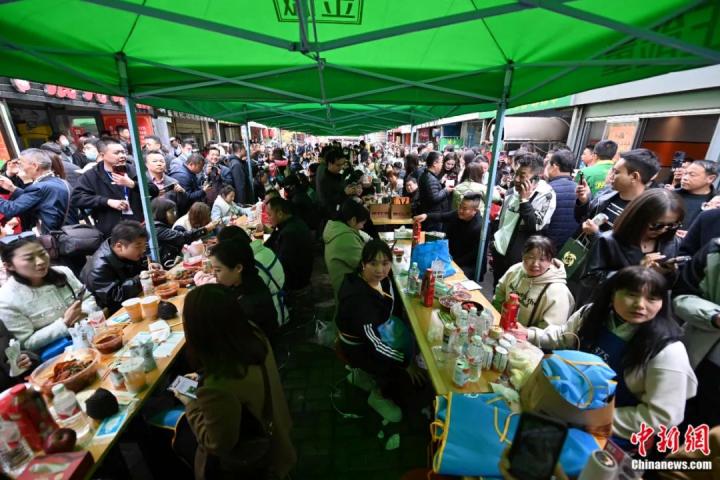 3月14日，甘肅天水，游客品嘗麻辣燙。近日，甘肅天水麻辣燙在網(wǎng)絡(luò)平臺(tái)火爆，吸引全國各地眾多游客前來品嘗。九美旦增 攝