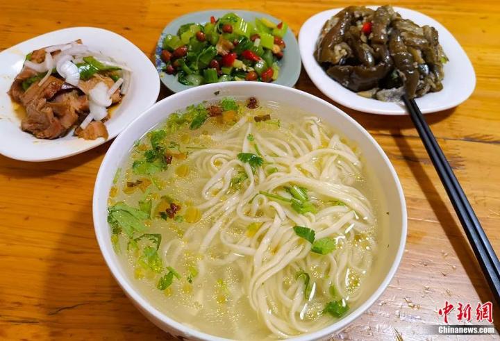 圖為甘肅特色<a href=http://www.arpwindows.com target=_blank class=infotextkey>美食</a>漿水面和配菜。劉玉桃 攝
