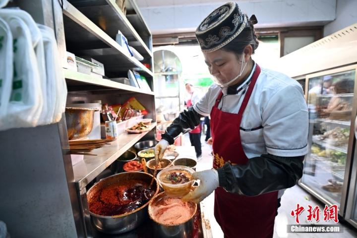 3月14日，甘肅天水，商家正在制作麻辣燙。