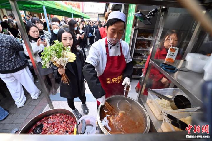 3月14日，甘肅天水，商家正在制作麻辣燙。九美旦增 攝