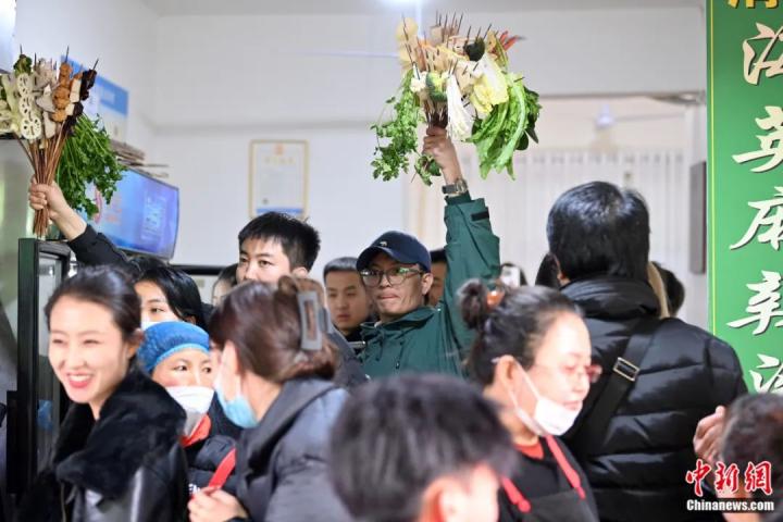 3月14日，甘肅天水，游客手舉挑選的麻辣燙食材“蔬菜花束”。九美旦增 攝