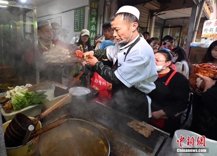 3月14日，甘肅天水，商家正在制作麻辣燙。 中新社記者 九美旦增 攝