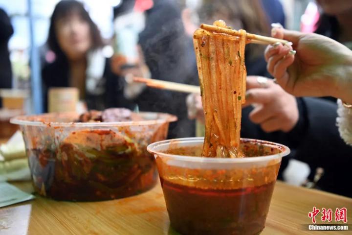 3月14日，甘肅天水，游客正在品嘗麻辣燙。勁道爽滑的粉條是食客們最為推薦的。九美旦增 攝