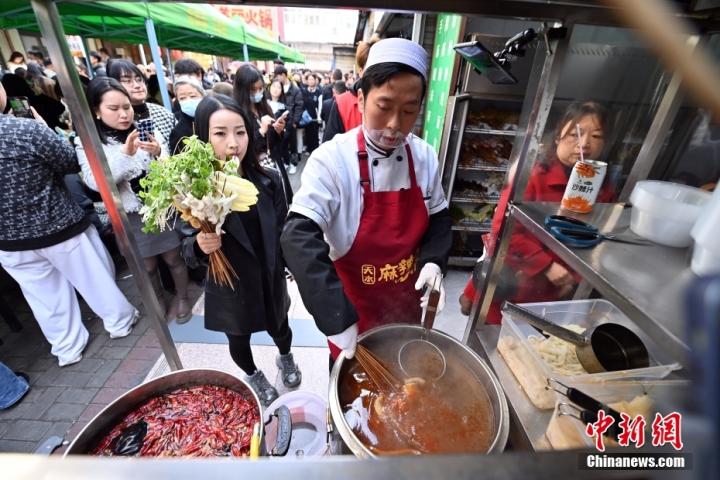 3月14日，甘肅天水，商家正在制作麻辣燙。