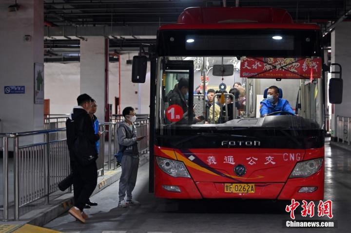 3月14日，甘肅天水，游客乘坐“麻辣燙專線”前往品嘗<a href=http://www.arpwindows.com target=_blank class=infotextkey>美食</a>。