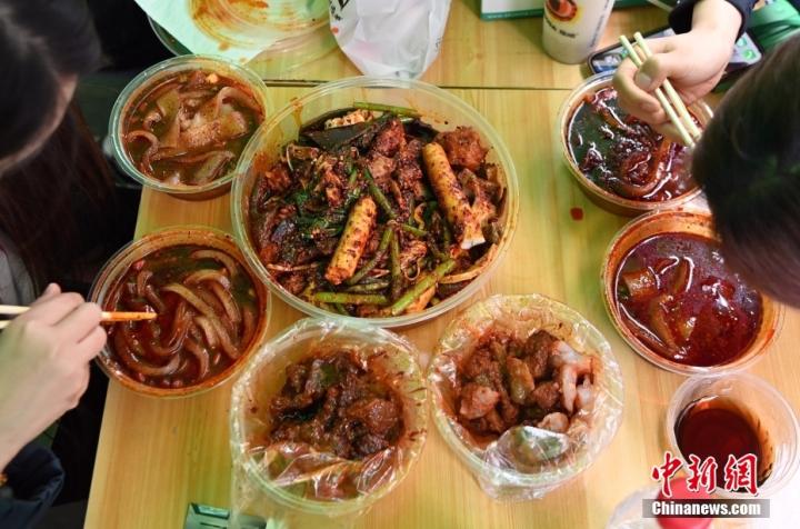 3月14日，甘肅天水，游客正在品嘗麻辣燙。