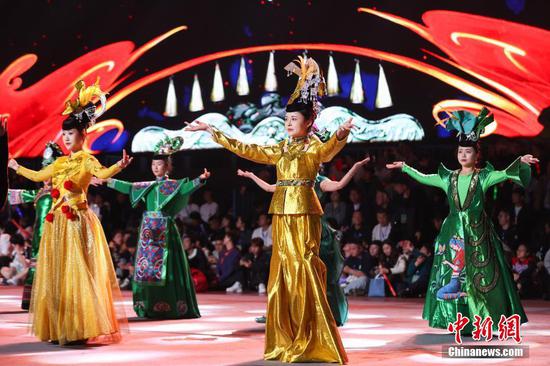 3月22日晚，“村BA”深山音樂(lè)會(huì)貴州省黔東南苗族侗族自治州臺(tái)江縣臺(tái)盤(pán)村精彩上演。圖為非遺民族秀《韻·燃》。