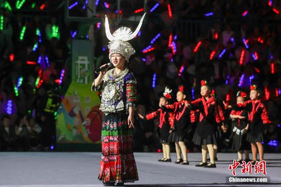 3月22日晚，“村BA”深山音樂(lè)會(huì)貴州省黔東南苗族侗族自治州臺(tái)江縣臺(tái)盤(pán)村精彩上演。圖為歌曲演唱《村BA·上春山》。