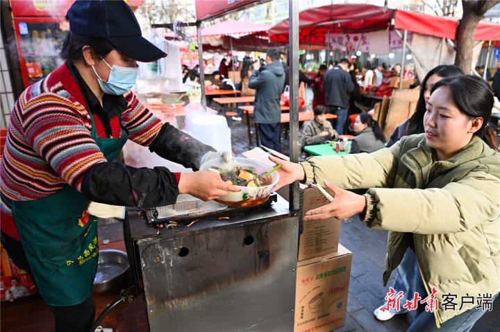 游客在天水品嘗麻辣燙。新甘肅·甘肅日報記者 丁凱 攝