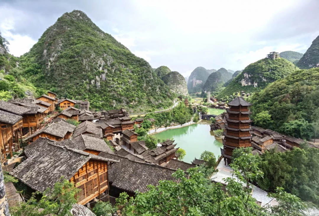 第十八屆貴州旅游產(chǎn)業(yè)發(fā)展大會開幕式側(cè)記：相聚萬峰成林處 共享貴州山水人文魅力