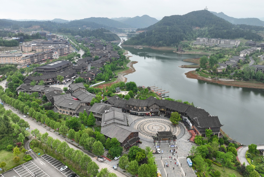 4月17日，游客在素有“非遺小鎮(zhèn)”美名的貴州省丹寨縣萬(wàn)達(dá)小鎮(zhèn)景區(qū)游玩。.JPG