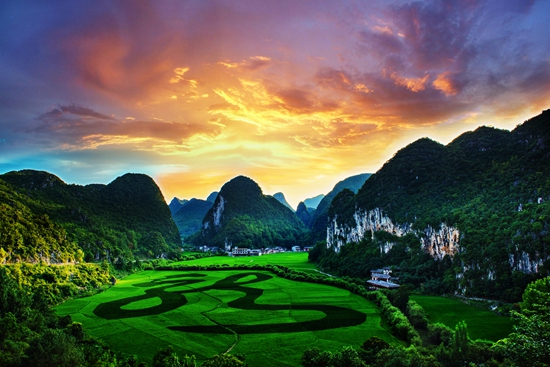 貴州<a href=http://www.gzculture.net target=_blank class=infotextkey>安順</a>誠(chéng)邀國(guó)內(nèi)外廣大游客到21℃的城市共赴涼爽之旅_fororder_2.龍宮龍字田