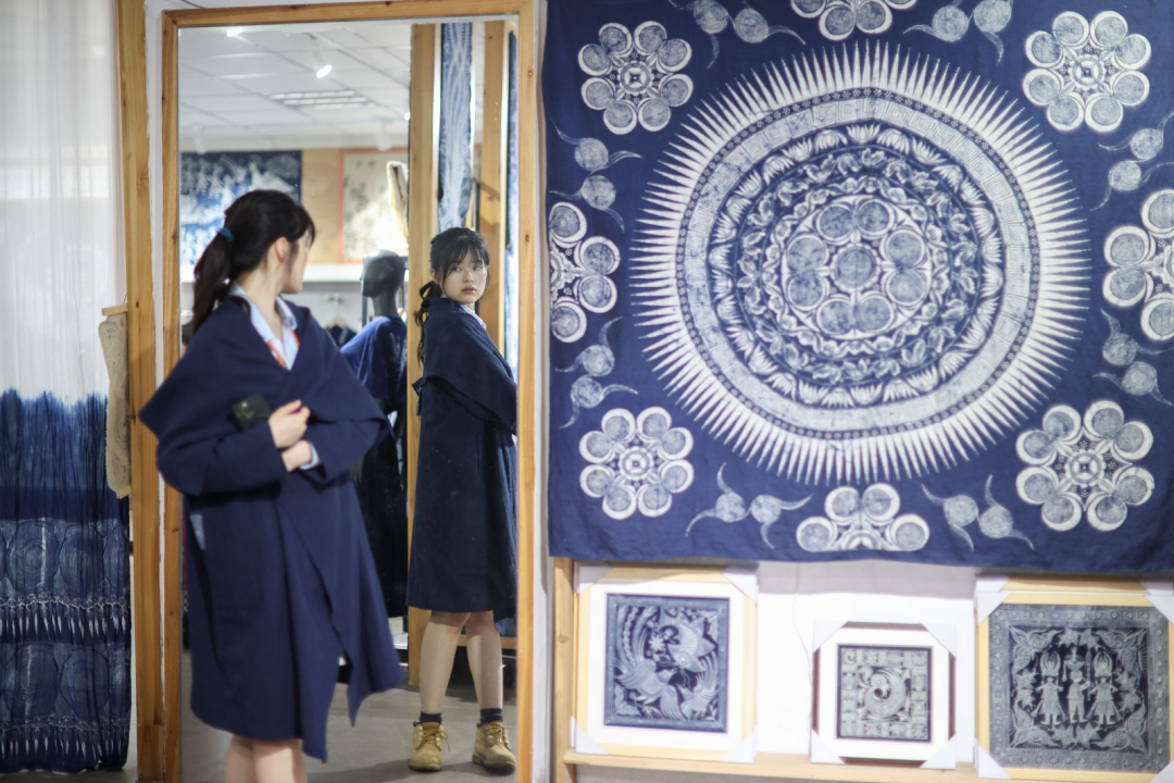 4月17日，游客在貴州省丹寨縣寧航蠟染非遺體驗(yàn)館試穿蠟染服裝。 (1).jpg