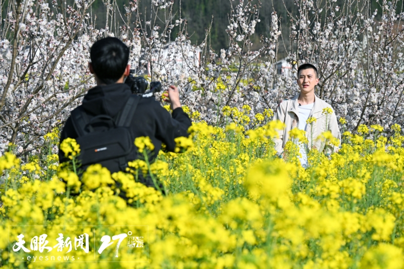 潘安昕錄制《上春山》合唱視頻現(xiàn)場。貴州日報(bào)天眼<a href=http://www.arpwindows.com target=_blank class=infotextkey>新聞</a>記者 吳蔚攝.jpg