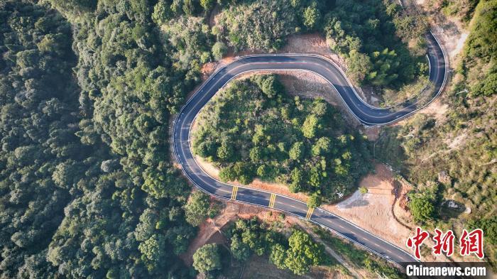 航拍蓮峰公路。　褚子強(qiáng) 攝