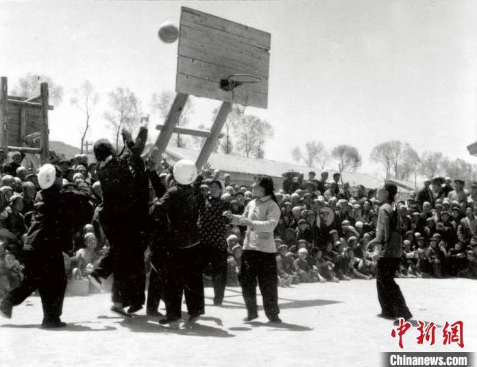 1966年，甘肅省臨夏州婦女首次出現(xiàn)在籃球場上。(資料圖) 甘肅省臨夏州體育局供圖