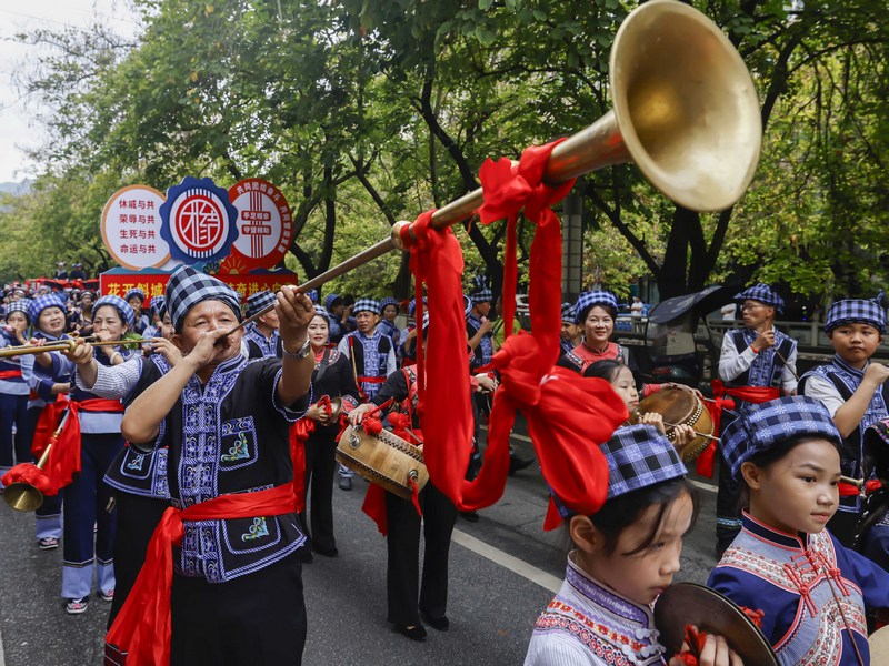 布依民俗巡游。史傳鴻攝