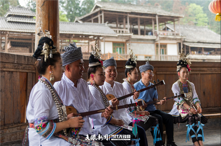 侗族同胞在貴州省從江縣高增鄉(xiāng)小黃侗寨鼓樓里為游客表演侗族婚戀習俗行歌坐月.jpg