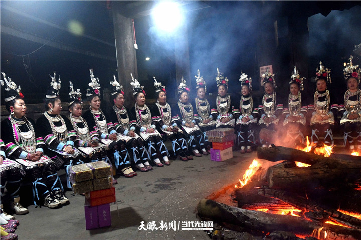 州省從江縣高增鄉(xiāng)小黃侗寨男女青年歌隊身著節(jié)日盛裝，吹奏蘆笙，男女青年歌隊進鼓樓進行《鼓樓大歌》對唱，村民們通過對歌形式來相互加深了解，增進情誼，祈求來年風調(diào)雨順，人壽年豐，營造濃厚年味歡慶元宵佳節(jié)。吳仁善攝 (4).jpg