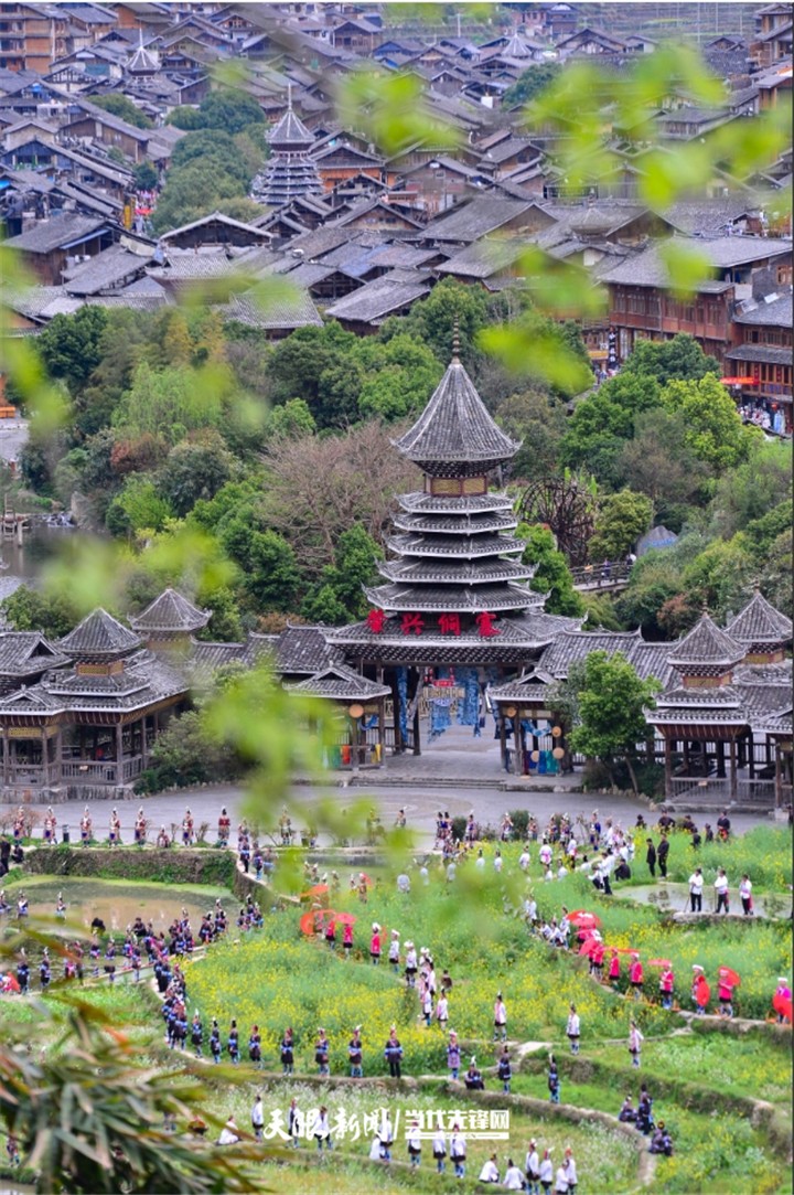 人們在貴州省<a href=http://www.gzculture.net target=_blank class=infotextkey>黔東南</a>苗族侗族自治州黎平縣肇興侗寨的田園中演唱侗族大歌.jpg