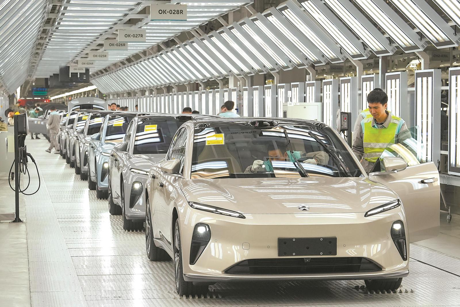 在位于合肥新橋智能電動<a href=http://www.arpwindows.com target=_blank class=infotextkey>汽車</a>產(chǎn)業(yè)園區(qū)的蔚來第二先進(jìn)制造基地車輛終檢區(qū)，新能源<a href=http://www.arpwindows.com target=_blank class=infotextkey>汽車</a>等待交付客戶。記者 范柏文 攝