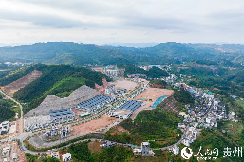 1 航拍建設(shè)中的貴州省<a href=http://www.gzculture.net target=_blank class=infotextkey>黔東南</a>州臺江縣臺盤村。人民網(wǎng)記者 涂敏 攝