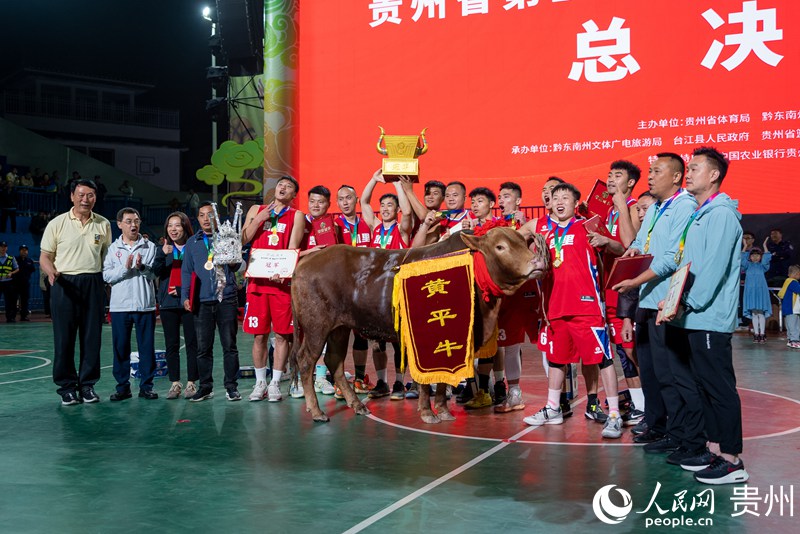 15 貴州省第二屆“美麗鄉(xiāng)村”籃球聯(lián)賽冠軍隊<a href=http://www.gzculture.net target=_blank class=infotextkey>黔東南</a>州凱里隊。人民網(wǎng)記者 涂敏 攝