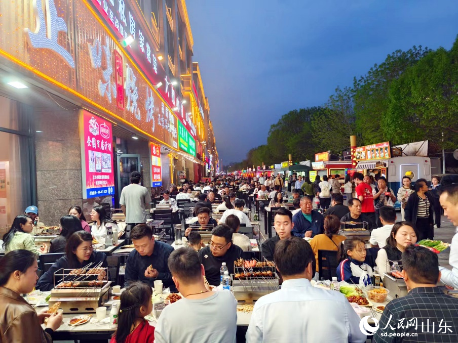 華燈初上，正味燒烤店內(nèi)店外坐滿了顧客。人民網(wǎng)記者 宋翠攝