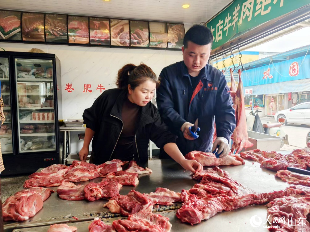 劉靜（左一）在挑選燒烤食材。人民網(wǎng)記者 宋翠攝