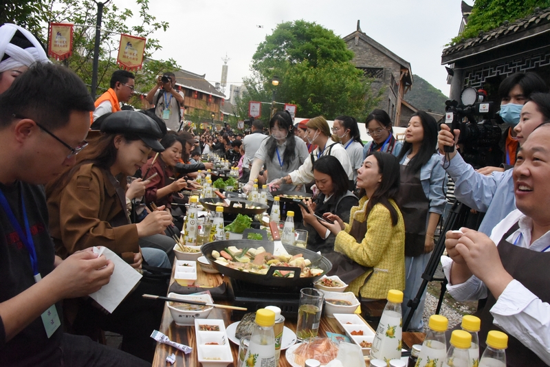 <a href=http://www.gzculture.net target=_blank class=infotextkey>六盤水</a>市烙鍋長(zhǎng)桌宴。