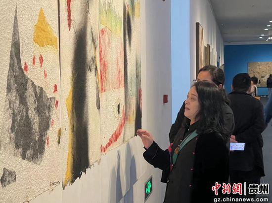 觀眾正在欣賞畫作。張傲杰 攝