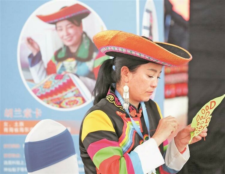全國(guó)各地優(yōu)秀鄉(xiāng)村工匠齊聚<a href=http://www.gzculture.net target=_blank class=infotextkey>貴陽(yáng)</a>展演交流 大師名家亮絕活 妙手匠心促振興_fororder_cfaa7188-b81e-46ad-b345-2dcbb87b9937