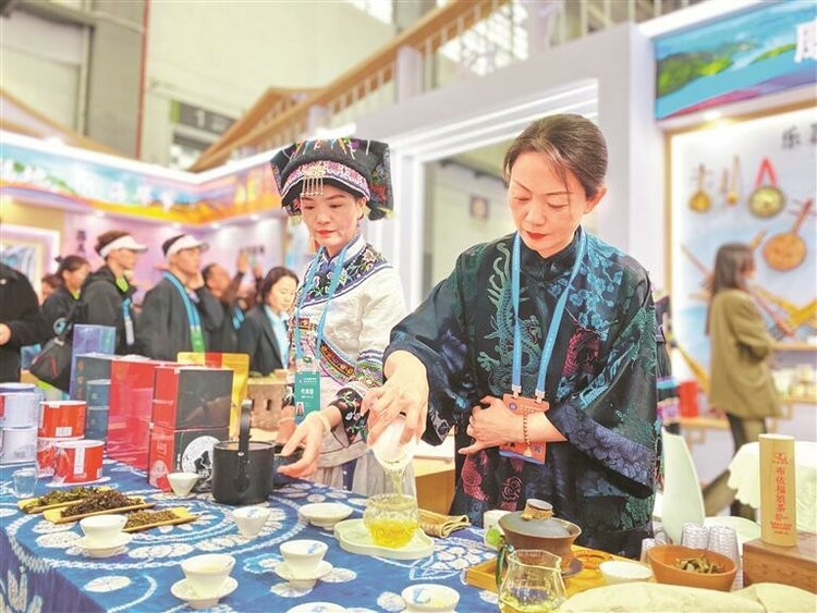 全國(guó)各地優(yōu)秀鄉(xiāng)村工匠齊聚<a href=http://www.gzculture.net target=_blank class=infotextkey>貴陽(yáng)</a>展演交流 大師名家亮絕活 妙手匠心促振興_fororder_f6f34de7-0137-4e16-aea4-d02dbca03e3b