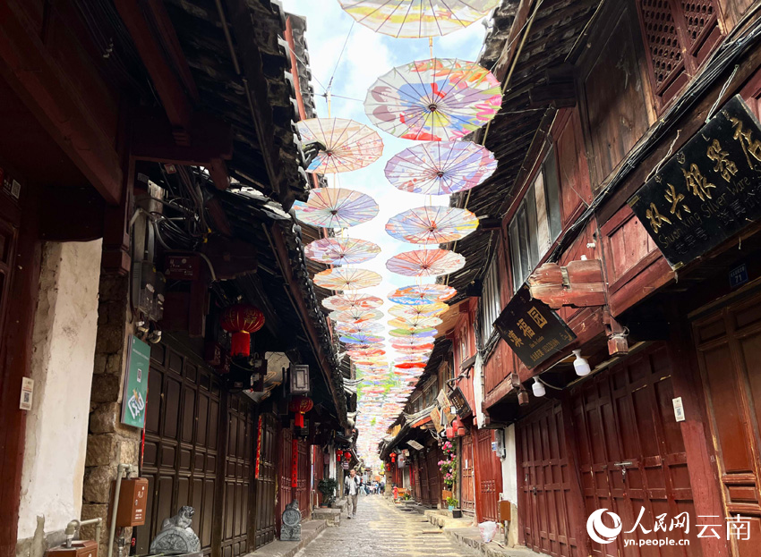 【圖2】麗江古城光義街現(xiàn)文巷里懸掛的紙傘別有韻味。人民網(wǎng)-尹馨攝.jpg
