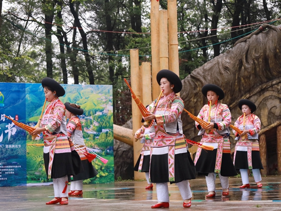 貴州鐘山：載歌載舞歡慶傳統(tǒng)節(jié)日“四月八”_fororder_文藝演出現(xiàn)場(chǎng)。王繼樺  王鴻林 唐福瓊  攝