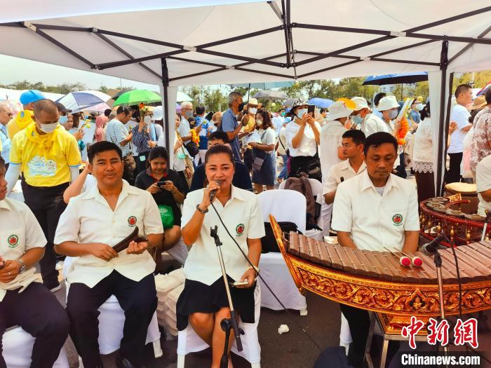 樂(lè)隊(duì)唱佛歌。李映民 攝