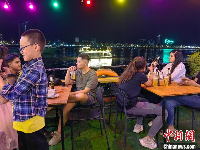 柬埔寨首都金邊市夜間<a href=http://www.arpwindows.com target=_blank class=infotextkey>旅游</a>特色湄公河游輪(資料圖)。中新社記者 楊強 攝