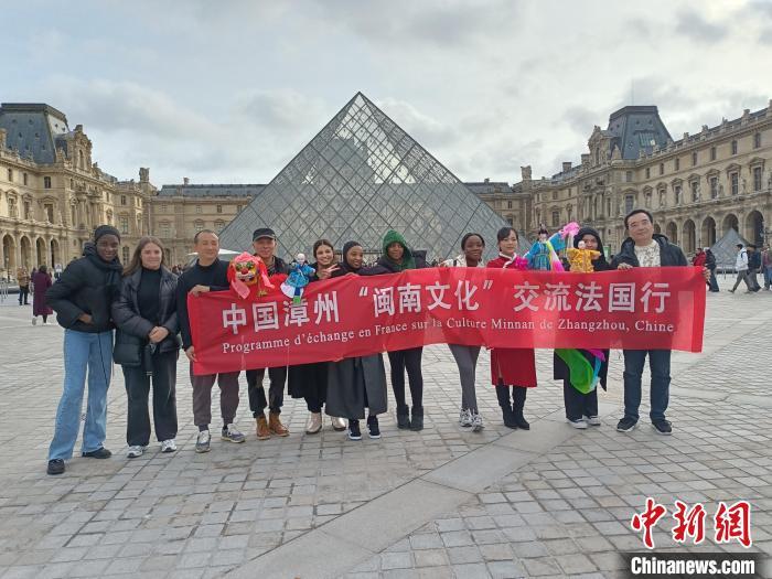 2月9日，漳州市布袋木偶傳承保護(hù)中心演員在法國(guó)盧浮宮進(jìn)行快閃表演后，與外國(guó)游客合影�！�(漳州市布袋木偶傳承保護(hù)中心 供圖)