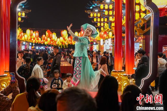 2月17日，南寧之夜景區(qū)上演的壯族歌舞。(資料圖) 中新社記者 陳冠言 攝