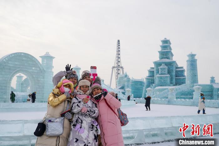 1月4日，第25屆哈爾濱冰雪大世界內(nèi)的冰雕吸引游客觀看。(資料圖) 趙宇航 攝