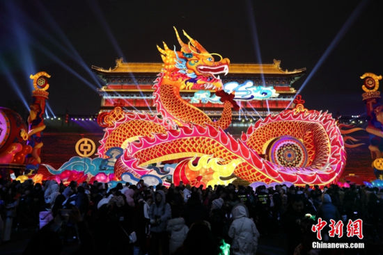 資料圖：西安城墻新春燈會展出的巨型龍燈。中新社記者 張遠(yuǎn) 攝