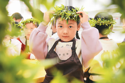 4月1日，河北省邯鄲市廣平縣第四幼兒園的小朋友在體驗(yàn)戴柳帽民俗。程學(xué)虎攝（人民視覺）