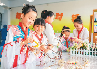 4月1日，內(nèi)蒙古自治區(qū)呼和浩特市玉泉區(qū)通順街小學(xué)的學(xué)生學(xué)習(xí)制作當(dāng)?shù)厍迕鲿r(shí)節(jié)的特色面塑“寒燕”。 丁根厚攝（人民視覺）