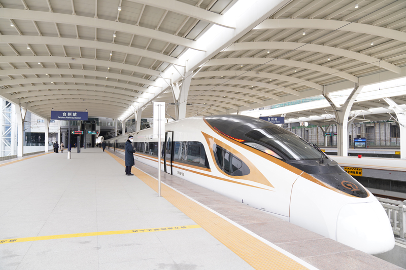 杭紹臺高鐵首趟列車即將發(fā)出。秦文攝