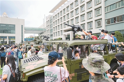 解放軍駐澳門(mén)部隊(duì)舉行第十九次軍營(yíng)開(kāi)放活動(dòng)