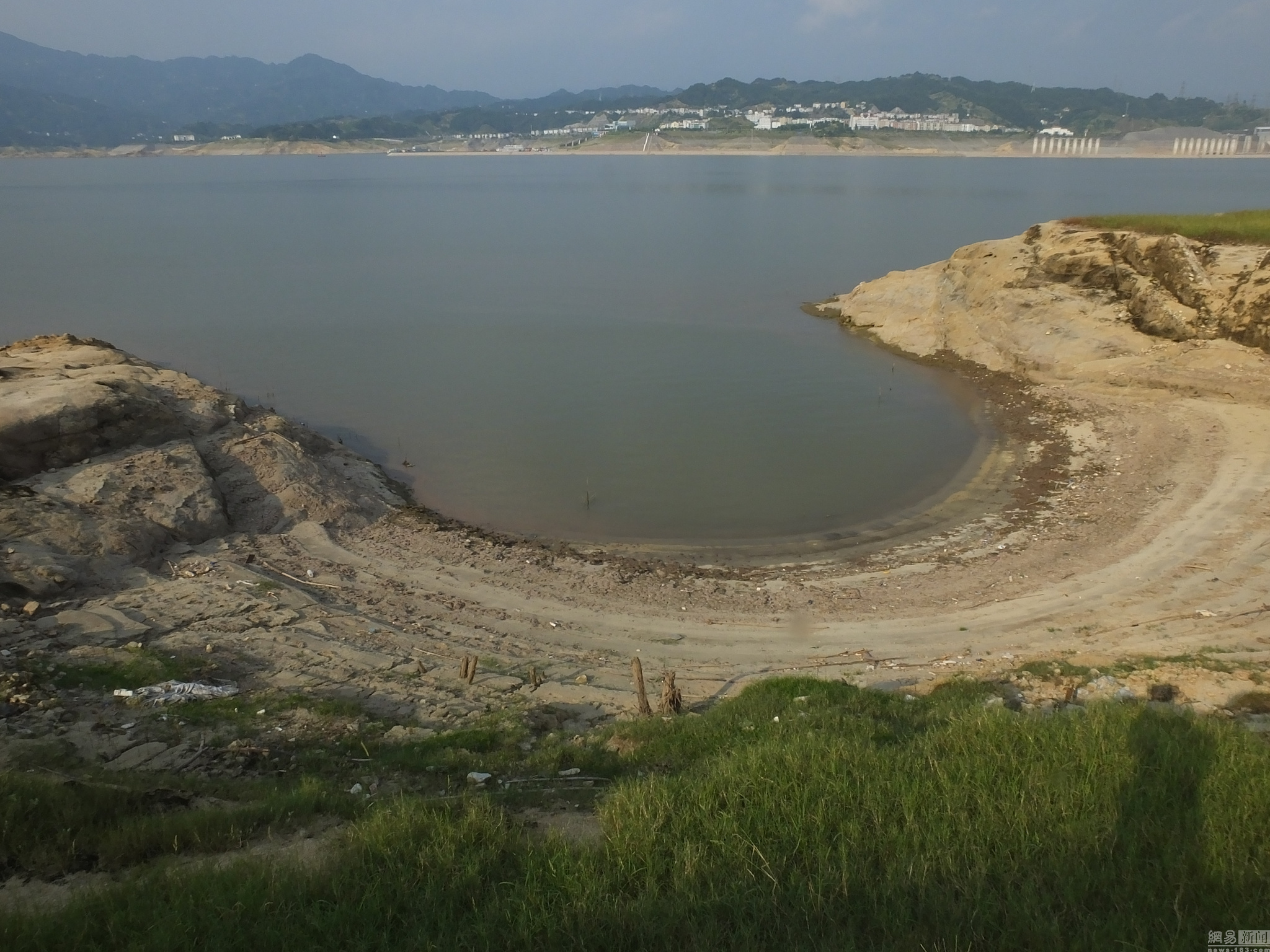 三峽水庫(kù)重回145米防汛水位 庫(kù)岸落差壯觀(圖)